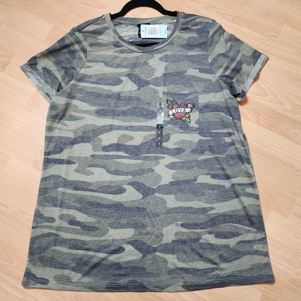 NWT Torrid Camo Love Tee Shirt Size 2X Soft Stretchy Lightweight Rolled Cuff